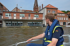 Das THW patroulliert mit Booten an der überfluteten Altstadt von Lauenburg.
